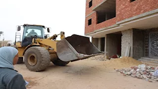 "سرقة مياه وكهرباء".. محافظ المنيا يطيح ببرج مخالف ومسؤولين (صور)