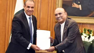 عبد العاطي يسلّم الرئيس الباكستاني رسالة خطيّة من السيسي