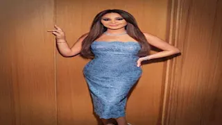 بالفيديو| إليسا تبكي على المسرح وتفاجئ جمهورها برفع الوشاح الفلسطيني