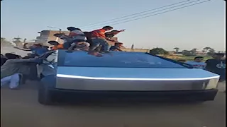 "رقص على سيارة تسلا".. جولة مرشح انتخابي في سوهاج تثير الجدل- صور