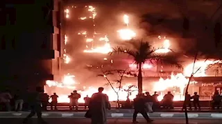 بضاعة بملايين راحت.. أصحاب محال مول العبور يستغيثون بعد الحريق المدمر