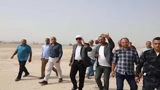 محافظ المنيا يتفقد مخر سيل السرارية ويوجه بالتطهير الدوري لضمان تصريف مياه الأمطار