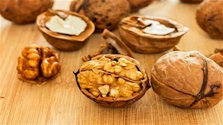 مفاجأة.. هذا ما يحدث لجسمك عند تناول الجوز 
