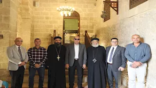 محافظ المنيا يبحث تعظيم الاستفادة من مسار العائلة المقدسة بجبل الطير(صور)