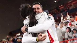 مشجع يعرض الزواج على صديقته في مدرجات مباراة ريال مدريد وليفربول