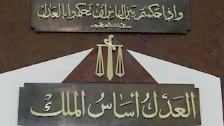 مُحضر يصيب محاميًا في عينه داخل محكمة طوخ