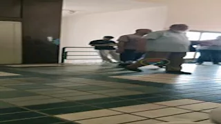 "مسن السويس" يصل المحكمة لحضور أولى جلسات محاكمة المتهمين بالاعتداء عليه -صور