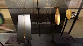 خلف قضبان.. خبير آثار يطالب بتخصيص قاعة بالمتحف الكبير للآثار المنهوبة