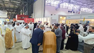 "القاسمي" يتفقد جناح هيئة المصرية الكتاب بالشارقة ويكرم "سلماوي"  