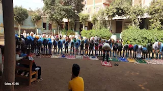 قدوة تربوية بالمنوفية.. صلاة جماعية لتلاميذ ابتدائي في فناء المدرسة (صور)