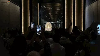 السحر لمن يقترب من الملك.. لقاء توت عنخ آمون في المتحف المصري الكبير (قصة مصوّرة)