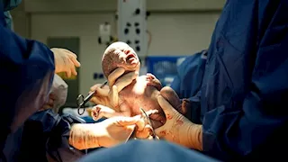 الحبل السري كاد يخنق الرضيع.. حكاية ولادة طارئة داخل سيارة إسعاف بالشرقية