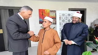 محافظ أسوان يُكرم طالب أزهري فاز بالمركز الأول على الجمهورية في حفظ القرآن