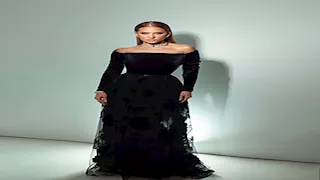 "أجمل عيون".. نيللي كريم تخطف الأنظار بإطلالة جريئة 