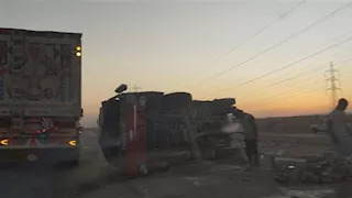 انقلاب سيارة نقل يعطل حركة المرور أمام مول شهير في طوخ