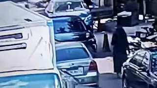 معاكسة بالسلاح ضحيتها فتاتين تهز أكتوبر