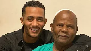 "ماشيين ببركته وحافظ القرآن كله".. ماذا قال محمد رمضان عن والده قبل وفاته؟