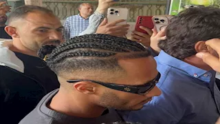 بالصور| محمد رمضان يستقبل مشيعي جنازة والده أمام مسجد مصطفى محمود