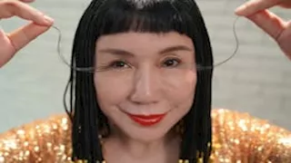 سيدة تمتلك أطول رموش في العالم.. وتحولها إلى مصدر رزق