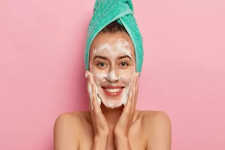 تدمر بشرتك.. 6 عادات يومية لا تقربيها