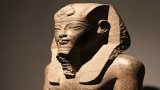 لماذا معظم التماثيل الفرعونية مكسورة الأنف؟.. إليك السر