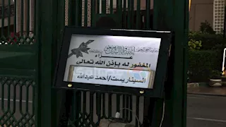 تأثر أحمد أدم ومحمد هنيدي يستقبل المعزين.. 25 صورة لنجوم الفن في عزاء السيناريست أحمد عبدالله