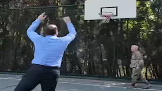 فيديو.. الشرع ووزير خارجيته يلعبان كرة السلة مع جنرالات أمريكيين بدمشق