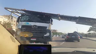 "تريلا" تحطم إشارة مرور وحاجز الارتفاعات بطريق المطار بالإسكندرية (صور)