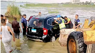 بالصور- مصرع وإصابة 6 في سقوط سيارة من أعلى معدية ببني سويف