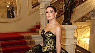 بفستان غريب.. جومانا مراد تخطف الأنظار في افتتاح القاهرة 