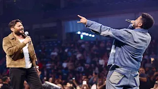 بالشال الفلسطيني.. أحمد سعد يوثق حفله الأخير في ألمانيا (صور)