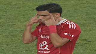 أشرف بن شرقي يحتفل مع زيزو بالفوز بلقب كأس السوبر المصري