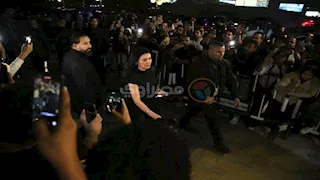 محمد رمضان يستقبل المعزين في وفاة والده بمسجد الشرطة