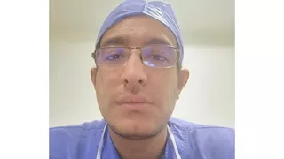 أزمة قلبية تخطف استشاري عناية بمجمع السويس الطبي