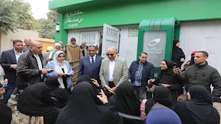 محافظ المنيا يوجه بحل مشاكل "بني محمد سلطان" ويوزع مساعدات (صور)