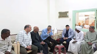 في "قعدة شاي".. محافظ أسوان يحسم مصير "سكن كريم" وتراث حسن فتحي بقرية فارس (صور)