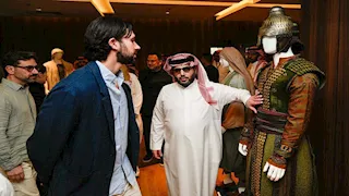 تركي آل الشيخ يتابع تحضيرات فيلم خالد بن الوليد ويزور ستديوهات الحصن