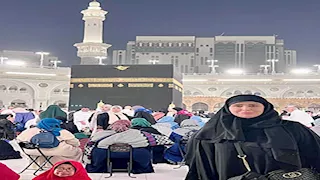 إلهام شاهين تدعو لوالدتها أمام الكعبة: "عزائي إنك في مكان أجمل من الدنيا"