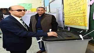 بالصور- رئيس جامعة أسيوط يدلي بصوته في انتخابات مجلس النواب 