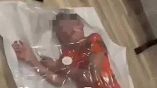 تجربة خطيرة.. سيدة تضع طفلها داخل حقيبة بلاستيك لسبب غريب (فيديو)