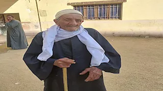 لوح بعلامة النصر أمام اللجنة.. مسن في المنيا: صوتي أمانة لمن يستحق -صور 