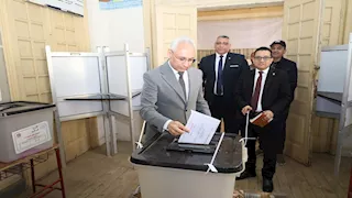 رئيس جامعة المنيا يُدلي بصوته في انتخابات النواب -صور