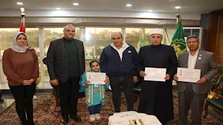 محافظ القليوبية يكرم الطفلة مريم بعد تصدرها مسابقات القراءة