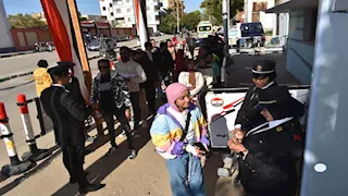 طوابير الشباب أمام لجان انتخابات النواب في الوادي الجديد