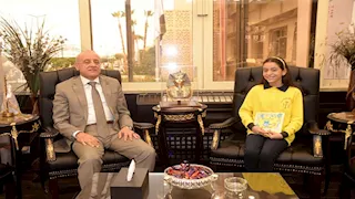 طالبة في مدرسة إبتدائي تجري حوارًا صحفيًا مع محافظ الأقصر -صور