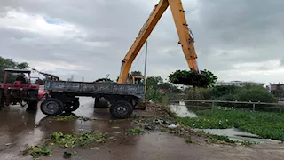  تطهير ترعة ساحل مرقص بشبراخيت استجابة لشكوى الأهالي -صور