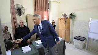 محافظ أسوان: رصدنا خروقات بسيطة في الانتخابات وتعامل الأمن كان سريعًا -فيديو