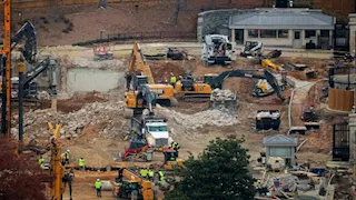 بتكلفة 300 مليون دولار.. 5 صور ترصد أعمال البناء في قاعة الرقص بالبيت الأبيض