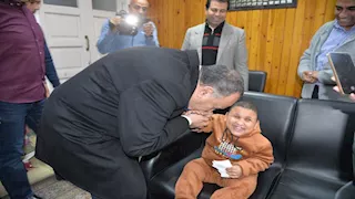 بالصور- محافظ أسيوط يزور الطفل "زياد" أثناء فحوصاته الطبية 