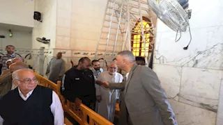 بالصور- محافظ أسوان يلتقي المواطنين بعد صلاة الجمعة ويستمع لمطالبهم